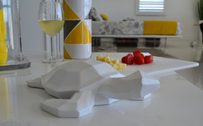 Apéritif sur le plan de travail : verre de vin blanc, tomates et fromage