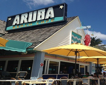 La façade colorée du restaurant Aruba Beach Café