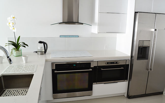La cuisine équipée : plaques à induction, four, frigo américain
