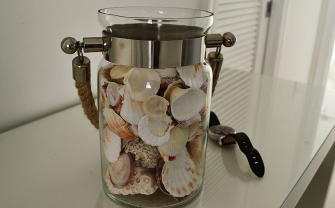Bocal de coquillages ramassés sur la plage