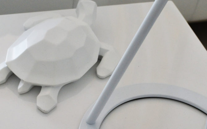 Tortue décorative posée sur une console blanche