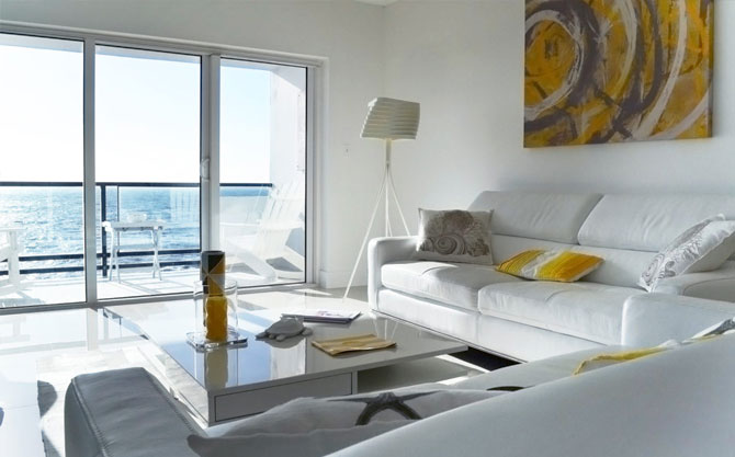Le salon ouvert sur la terrasse et la mer