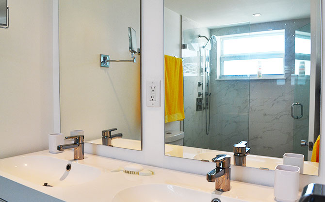 Salle de bains avec double vasque et douche à l'italienne