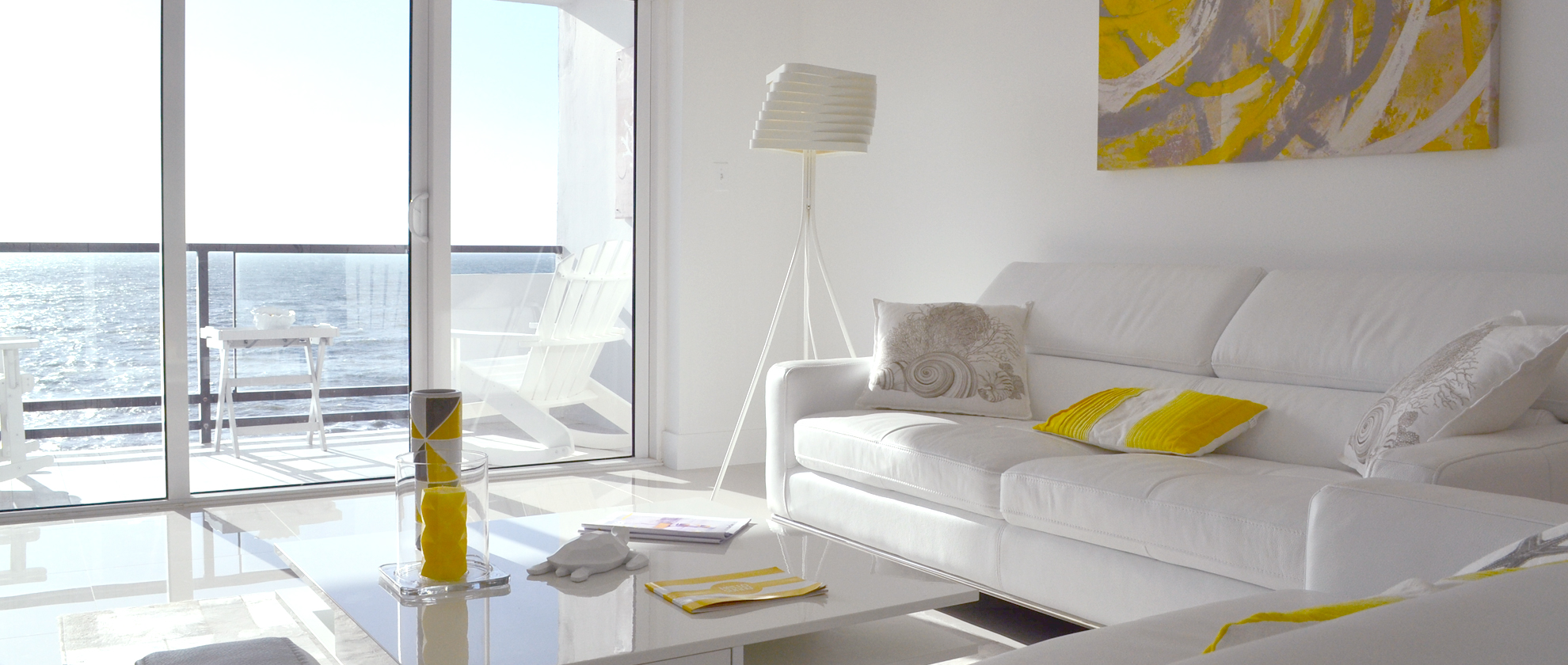 Le salon de l'appartement, ouvert sur la terrasse et l'océan