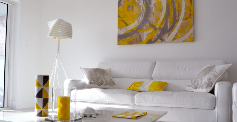 Le séjour blanc et jaune de My Turtle Nest