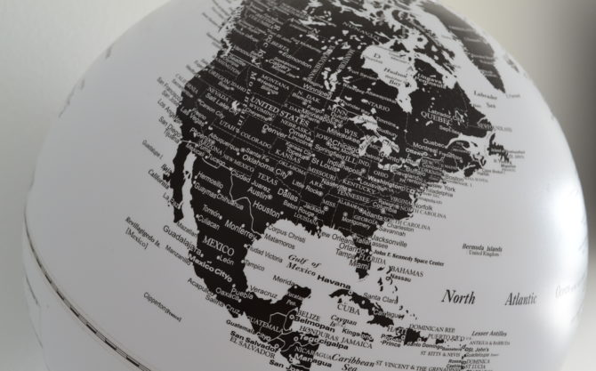 Globe terrestre posé dans l'appartement, centré sur la Floride