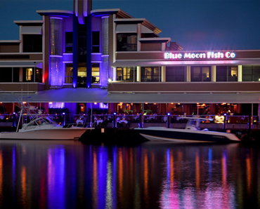 Le restaurant Blue Moon Fish Co au bord de l'eau, de nuit