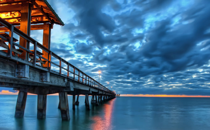 La jetée d'Anglin's Fishing Pier à la tombée du jour