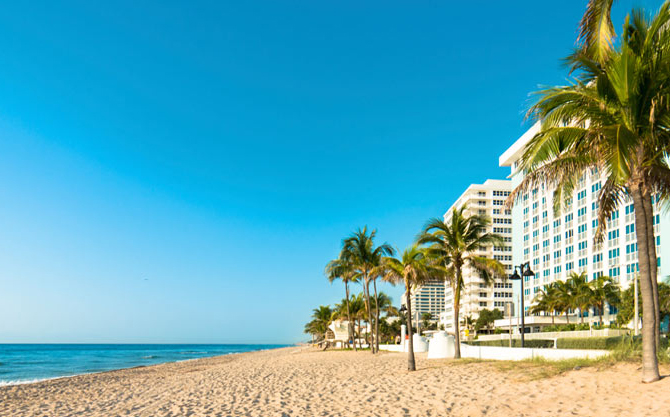La plage de Fort Lauderdale bordée de palmiers